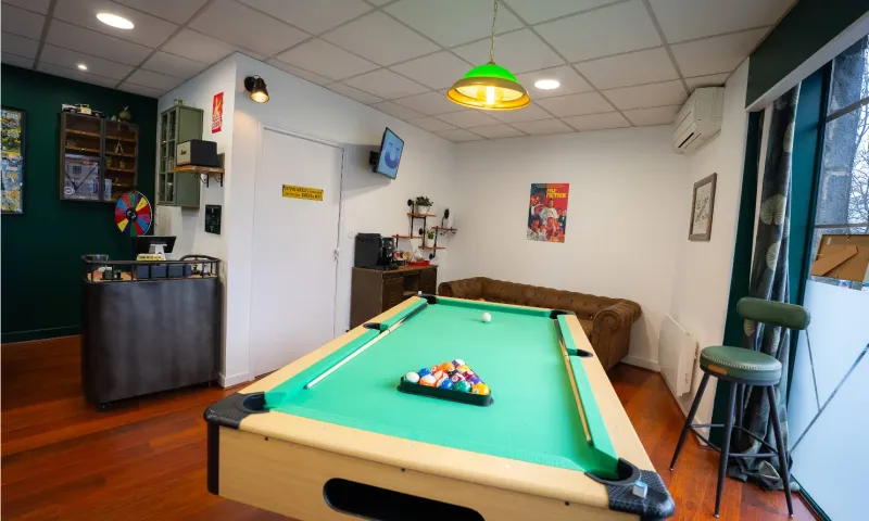 Salle d'attente avec billard, Tookie Hairstyle Riom